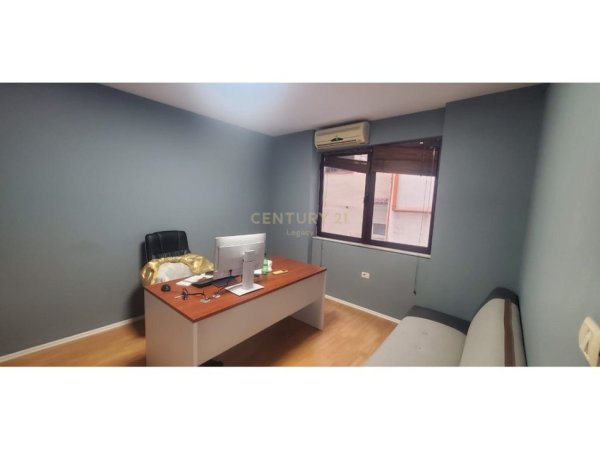 Tirane, jepet me qera ambjent biznesi Kati 4, 125 m² 1.200 € (ZONEN E ISH BLLOKUT)