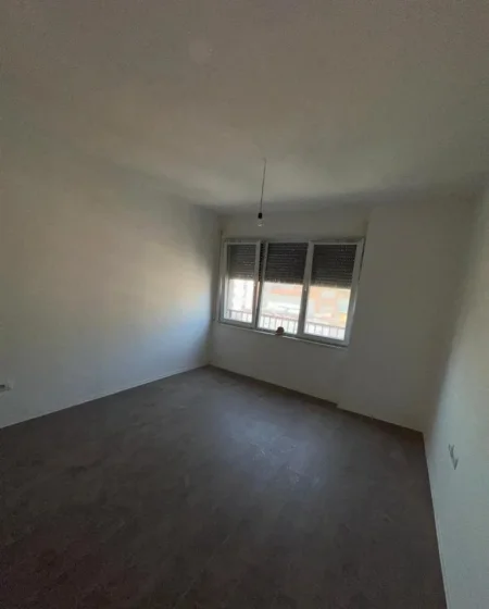 Tirane, jepet me qera zyre Kati 1, 95 m² 1.100 € (Pazari i ri)