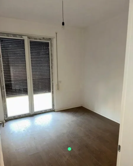 Tirane, jepet me qera zyre Kati 1, 95 m² 1.100 € (Pazari i ri)