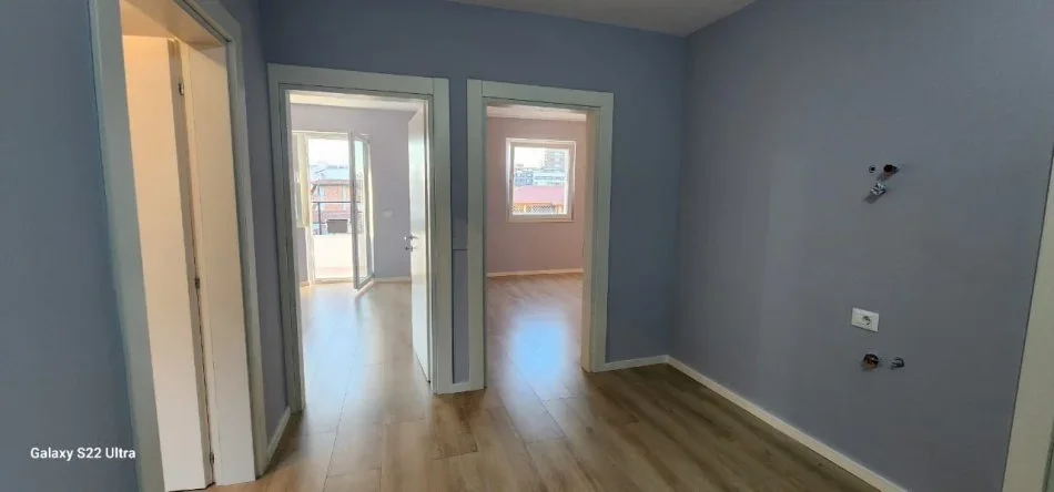 Tirane, jepet me qera apartament 2+1+Ballkon Kati 4, 90 m² 500 € (Pazari i Ri)