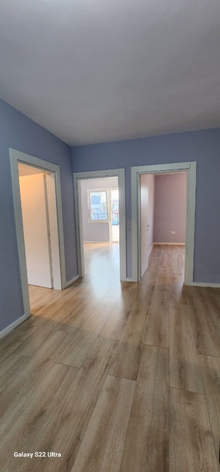 Tirane, jepet me qera apartament 2+1+Ballkon Kati 4, 90 m² 500 € (Pazari i Ri)
