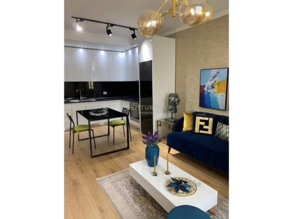 Tirane, jepet me qera apartament 2+1+Aneks+Ballkon Kati 8, 100 m² 850 € (Rr Kosovareve)