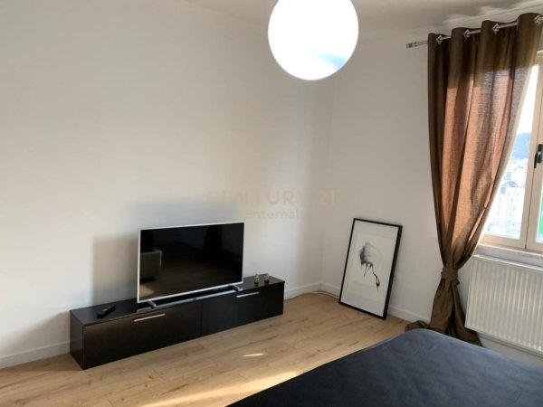 Tirane, jepet me qera apartament 2+1+Aneks+Ballkon Kati 8, 100 m² 850 € (Rr Kosovareve)