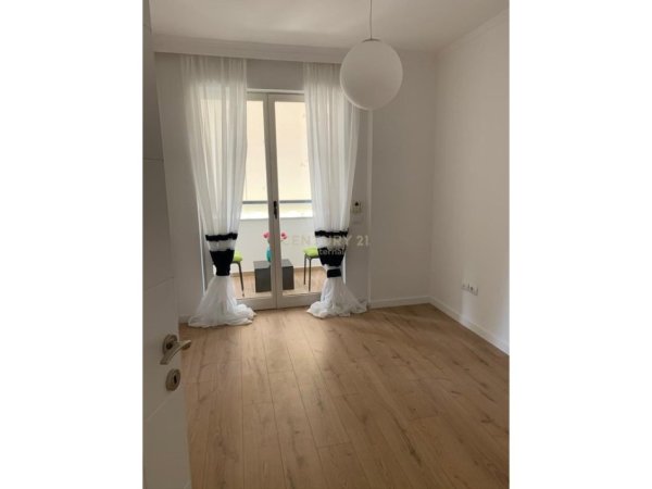 Tirane, jepet me qera apartament 2+1+Aneks+Ballkon Kati 8, 100 m² 850 € (Rr Kosovareve)