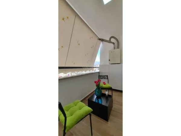Tirane, jepet me qera apartament 2+1+Aneks+Ballkon Kati 8, 100 m² 850 € (Rr Kosovareve)