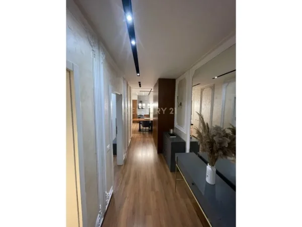 Tirane, shitet apartament Kati 8, 96 m² 198.000 € 