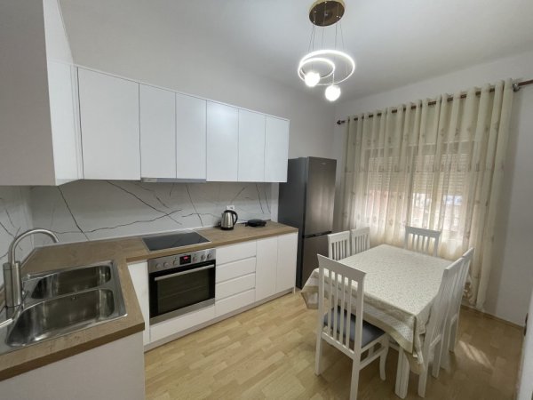 Tirane, jepet me qera apartament 2+1 Kati 2, 90 m² 650 € (Sauk i vjeter)