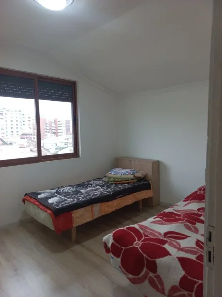 Tirane, Shitet Apartament tip 1+1, +ballkon, kat 6, pallat i vitit 1999 me 6-kate, sip. 55m², Cmimi 8'500'000 Leke , 20m nga Ura Brrylit, në rr. Hodo Beg, pranë Lanës, afër kryqëzimit të blv B. Curri me rr. Kont Leopolt Bertold, 8-min në këmb nga qendraTiranës