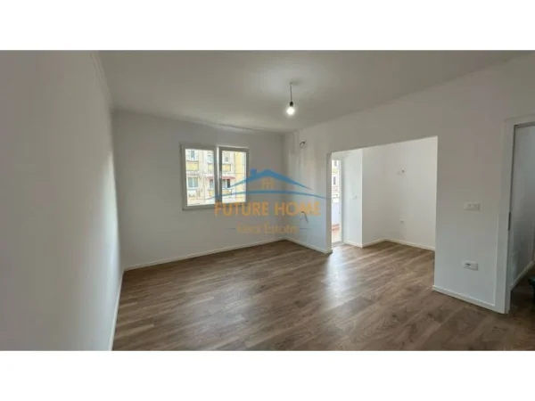 Tirane, shes apartament 1+1+Ballkon Kati 4, 75 m² 148.000 € (Rruga e Kavajes)