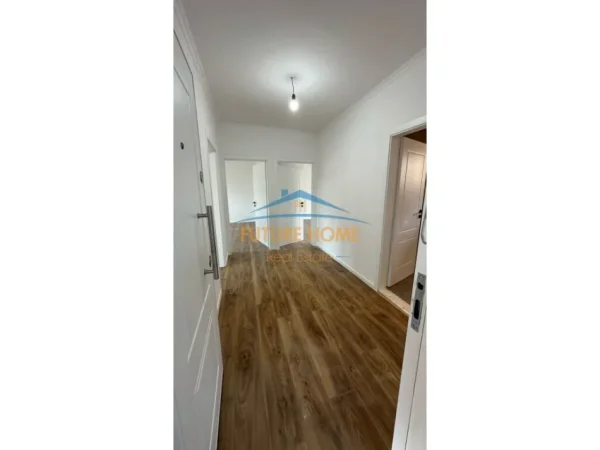 Tirane, shes apartament 1+1+Ballkon Kati 4, 75 m² 148.000 € (Rruga e Kavajes)