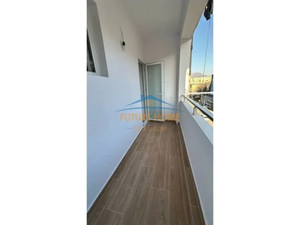Tirane, shes apartament 1+1+Ballkon Kati 4, 75 m² 148.000 € (Rruga e Kavajes)