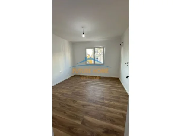 Tirane, shes apartament 1+1+Ballkon Kati 4, 75 m² 148.000 € (Rruga e Kavajes)