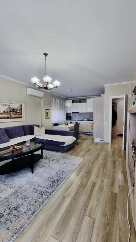 Tirane, shes apartament 2+1+Ballkon Kati 4, 101 m² 175.000 € (Rr. Vllazen Huta pas Ministrise se Jashtme)