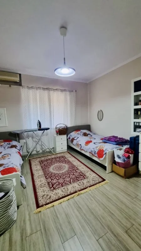 Tirane, shes apartament 2+1+Ballkon Kati 4, 101 m² 175.000 € (Rr. Vllazen Huta pas Ministrise se Jashtme)