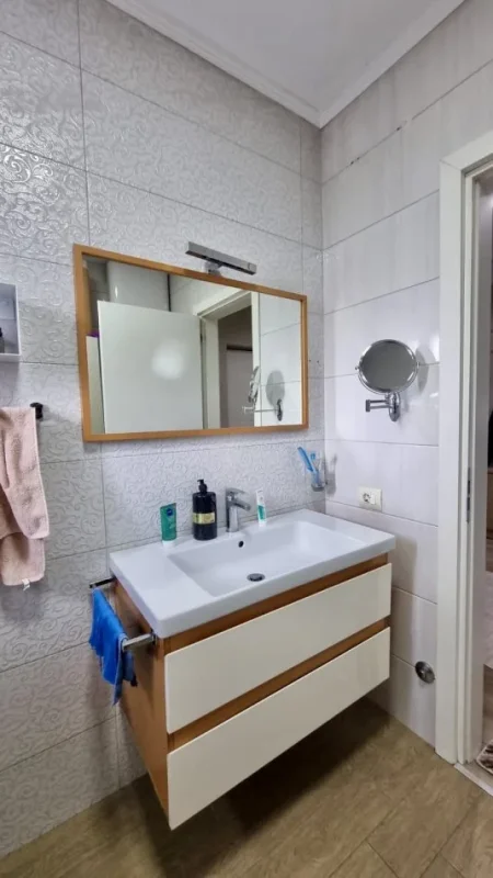 Tirane, shes apartament 2+1+Ballkon Kati 4, 101 m² 175.000 € (Rr. Vllazen Huta pas Ministrise se Jashtme)