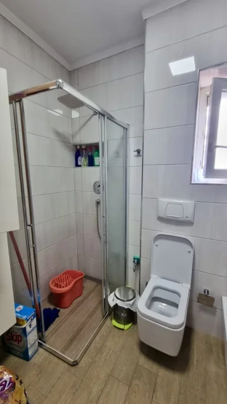 Tirane, shes apartament 2+1+Ballkon Kati 4, 101 m² 175.000 € (Rr. Vllazen Huta pas Ministrise se Jashtme)