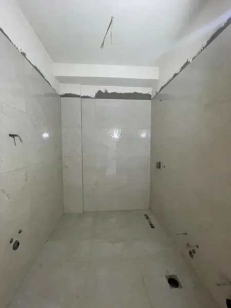 Tirane, shitet apartament 2+1+Ballkon Kati 5, 105 m² 280.000 € (Rruga Barrikadave)