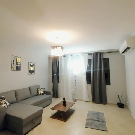 Jepet me qera apartament 2+1+Ballkon Kati 2, 500 € (Rruga 5 Maji)
