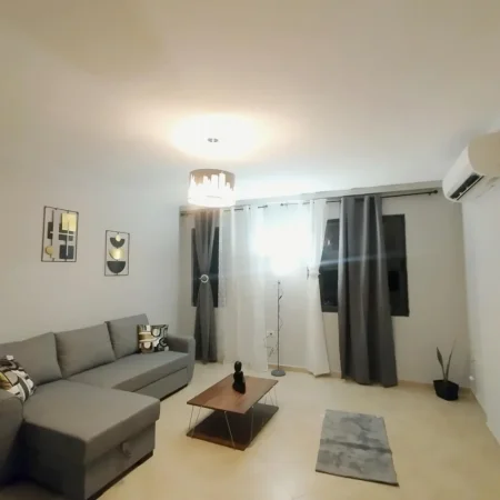 Jepet me qera apartament 2+1+Ballkon Kati 2, 500 € (Rruga 5 Maji)