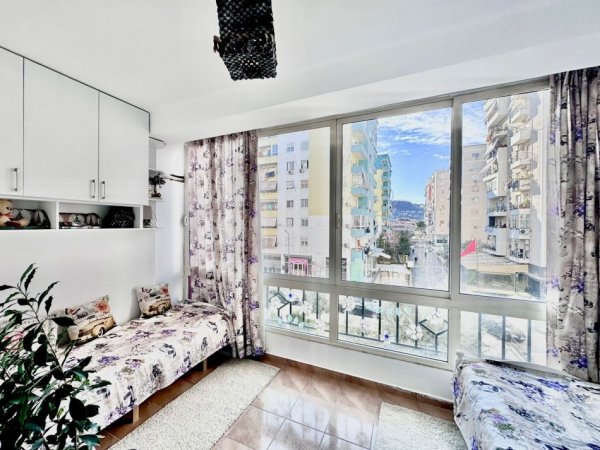 Tirane, jepet me qera apartament 1+1+Aneks Kati 3, 78 m² 450 € (yzberisht)