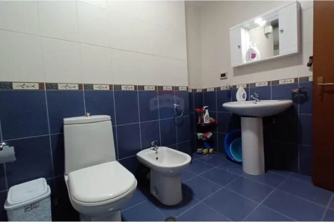 Tirane, jepet me qera apartament 2+1+Aneks+Ballkon Kati 3, 110 m² 900 € (Komuna e Parisit)