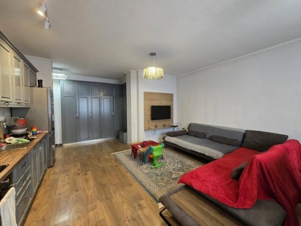Tirane, jepet me qera apartament 1+1+Aneks+Ballkon Kati 5, 71 m² 450 € (5 maji)