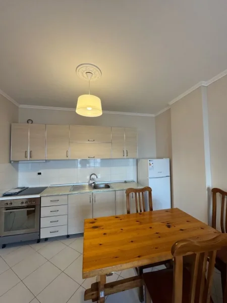 Tirane, jepet me qera apartament Kati 3, 80 m² 450 € (JEPET ME QERA SHTEPIA 2+1 NE ASTIR TEK PALLATET FRATARI VETEM 450 EURO NE MUAJ)