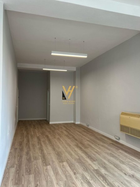 Tirane, jepet me qera zyre Kati 2, 150 m² 2.000 € (KOMUNA E PARISIT)