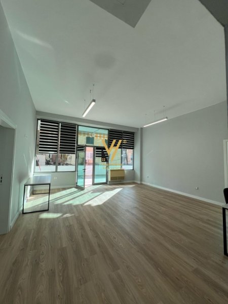 Tirane, jepet me qera zyre Kati 2, 150 m² 2.000 € (KOMUNA E PARISIT)