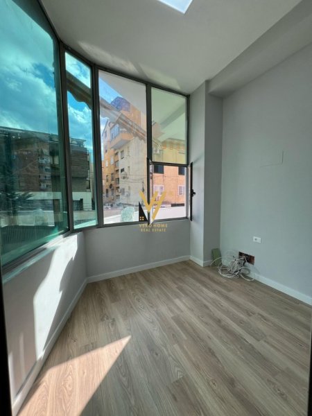 Tirane, jepet me qera zyre Kati 2, 150 m² 2.000 € (KOMUNA E PARISIT)