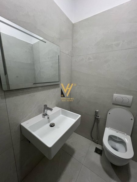 Tirane, jepet me qera zyre Kati 2, 150 m² 2.000 € (KOMUNA E PARISIT)