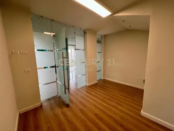 Tirane, jepet me qera zyre Kati 5, 115 m² 1.200 € (Bulevardi Deshmoret e Kombit)