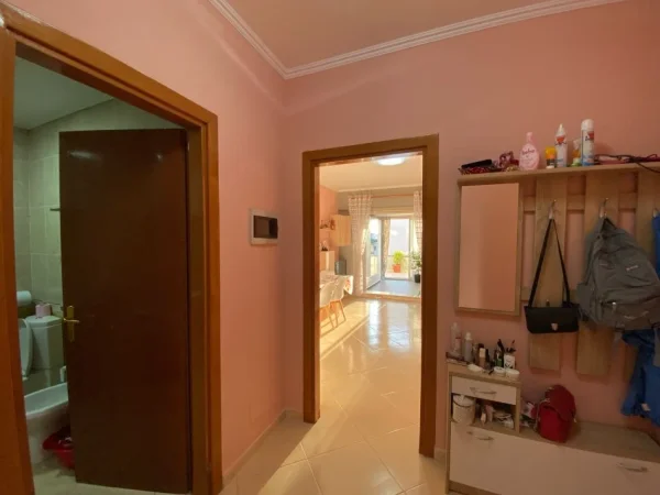 Tirane, jepet me qera 1+1 KOMUNA E PARISIT SIPER QENDRES KRISTAL CENTER Kati 2, 65 m² 550 EURO
