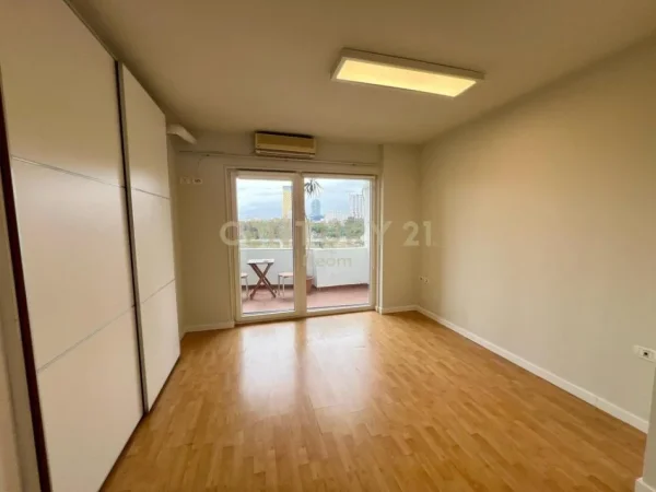 Tirane, jepet me qera zyre Kati 5, 115 m² 1.200 € (Bulevardi Deshmoret e Kombit)