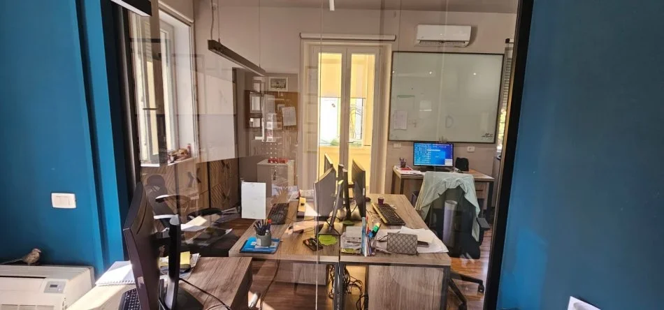 Tirane, jepet me qera zyre Kati 2, 140 m² 1.700 € (Rruga Sulejman Delvina)