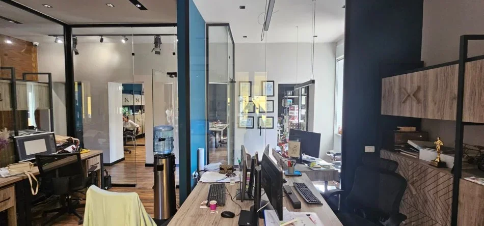 Tirane, jepet me qera zyre Kati 2, 140 m² 1.700 € (Rruga Sulejman Delvina)