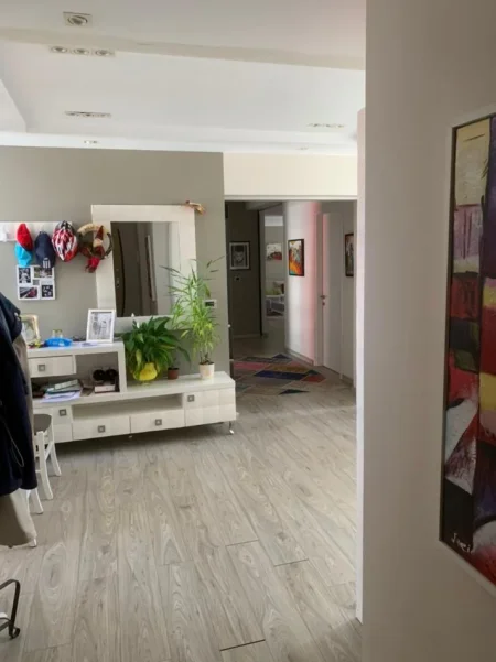 Tirane, jepet me qera 2+1+Ballkon Kati 5, 3.000 € (tek Liqeni Tiranes)