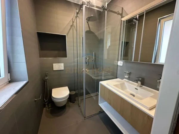 Tirane, jepet me qera apartament 3+1+Aneks+Ballkon Kati 10, 160 m² 2.500 € (garda bllok)