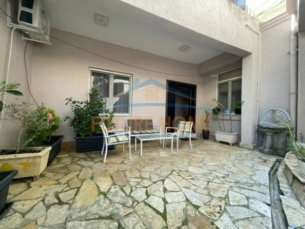 Tirane, jepet me qera apartament 3+1+Aneks+Ballkon Kati 0, 150 m² 750 € (sharvallet)