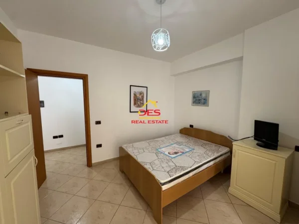 Vlore, jepet me qera apartament 1+1+Ballkon Kati 5, 250 m² 250 € (Rruga 7 Nëntori)