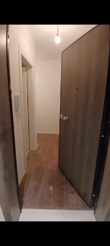 Tirane, jepet me qera zyre Kati 3, 95 m² 1.100 € (Pazari i ri)