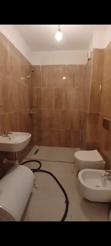 Tirane, jepet me qera zyre Kati 3, 95 m² 1.100 € (Pazari i ri)