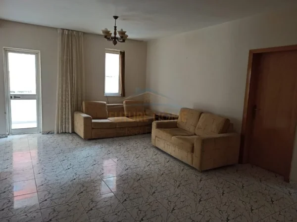 Qera, Apartament 2+1, Rruga e Dibres, prane Medresese, Tirane.