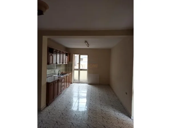 Qera, Apartament 2+1, Rruga e Dibres, prane Medresese, Tirane.