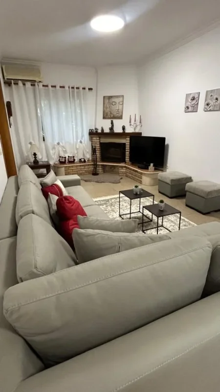 Tirane, jepet me qera apartament 2+1+Ballkon Kati 3, 120 m² 650 € (Pazari i ri)