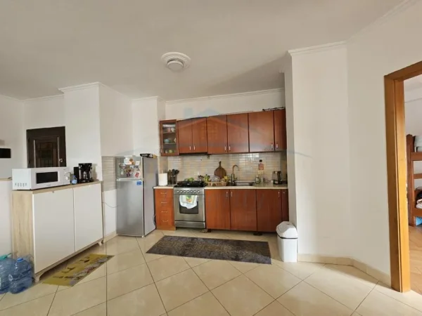 Qera, Apartament 2+1, Rruga e Barrikadave, Tiranë.