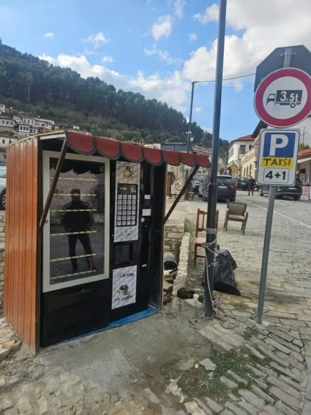 Shqiperi, oferte Shiten Distributor Automatik per Kafe dhe Snack ne Durres Gjithashtu disponojme edhe makineri per Cigare si dhe Expresa Gaia te markes Bianchi qe jane gati si te rinje dhe te pershtashem per restorante ,lokale,Bujtina ,Farmaci ,...