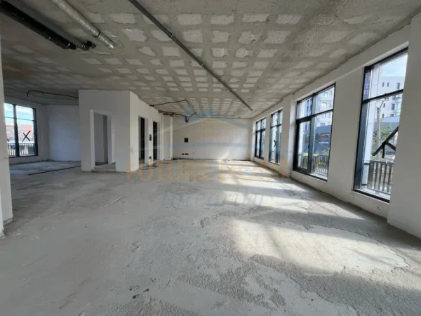 Tirane, jepet me qera ambjent biznesi Kati 1, 25.000 € (Porcelan)