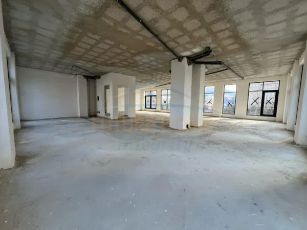 Tirane, jepet me qera ambjent biznesi Kati 1, 25.000 € (Porcelan)