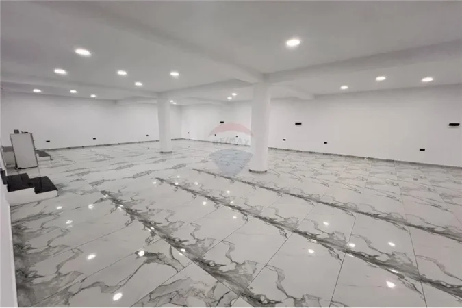 Vlore, jepet me qera ambjent biznesi Kati 0, 240 m² 2.000 € (Blv.Ismail Qemali)